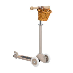 Patinete con cesta